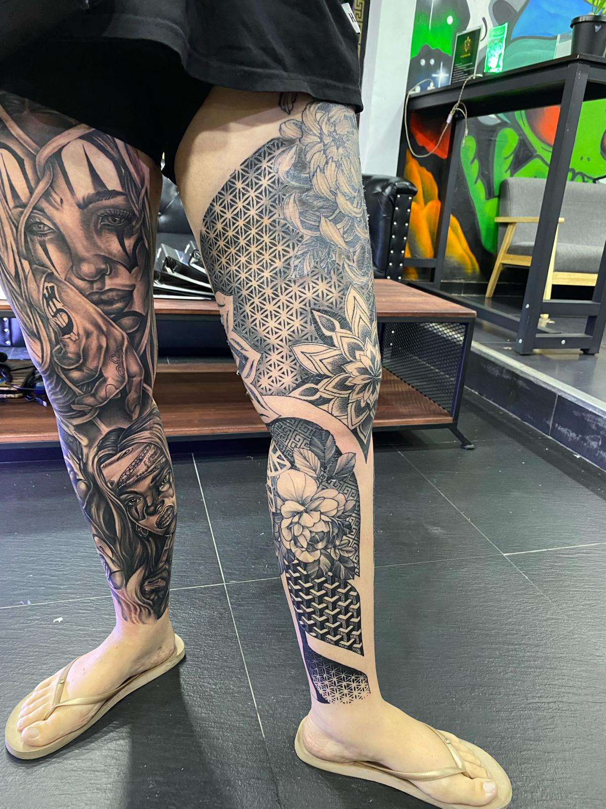 Full Leg, Black and Grey, Abstract, Flower Tattoo by Toon. He is a highly skilled tattoo artist at Lethal Ink Tattoo in Pattaya. He is celebrated for his expertise in Japanese, Chicano, Realistic, New School, Old School, Neo Thai, and Bamboo Tattooing. Toon, Full Leg, Black and Grey, Abstract, Flower Tattoo, Lethal Ink, Pattaya, 2024