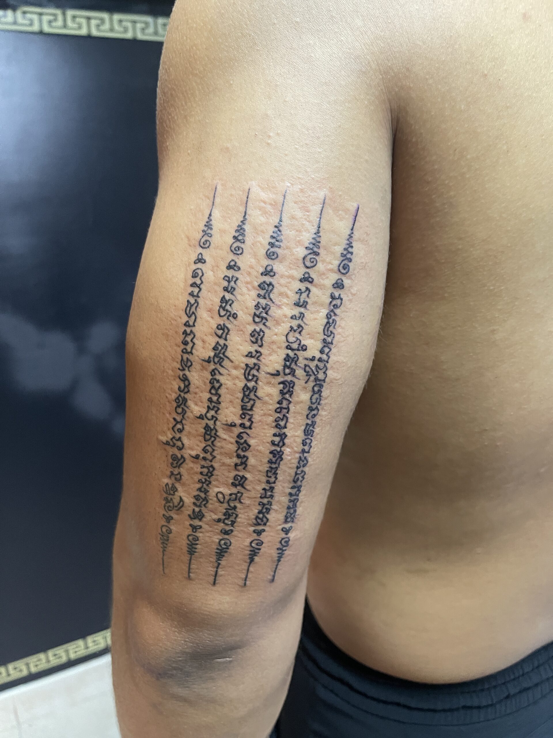 Sak Yant, Thai Traditional, Tricep Tattoo. We have highly skilled tattoo artists at Lethal Ink Tattoo in Pattaya. We are known for Japanese, Chicano, Realistic, New School, Old School, Neo Thai, Blackwork, and Bamboo Tattooing. Sak Yant, Thai Traditional, Tricep Tattoo, Lethal Ink, Pattaya, 2024