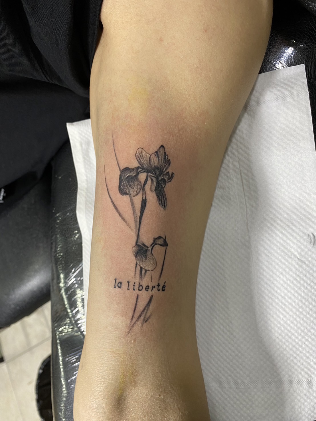 La liberte, Flower, Arm, Black Tattoo by Max. He is a highly skilled tattoo artist at Lethal Ink Tattoo in Pattaya. He is celebrated for is expertise in black and grey, anime, manga, Thai art, and tribal motifs. La liberte, Flower, Arm, Black Tattoo, Max, Lethal Ink, Pattaya, 2024