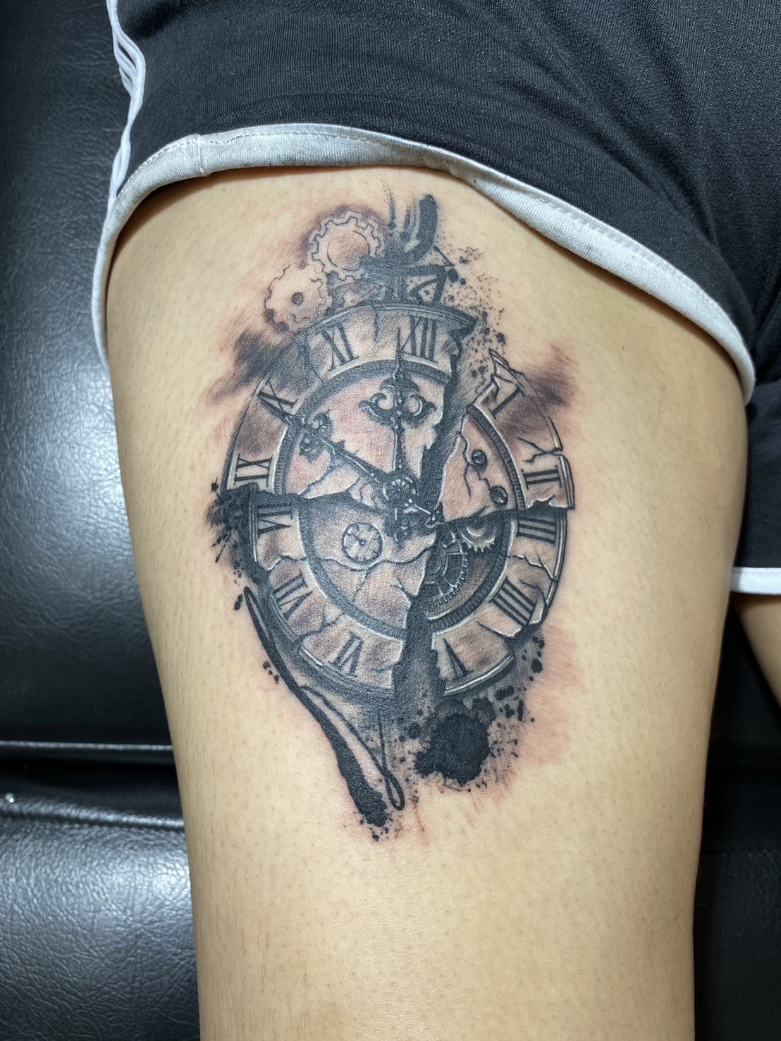 Broken Clock, Black Thigh tattoo by Max. He is a highly skilled tattoo artist at Lethal Ink Tattoo in Pattaya. He is celebrated for is expertise in black and grey, anime, manga, Thai art, and tribal motifs. Broken Clock, Black Thigh Tattoo, Max, Lethal Ink, Pattaya, 2024