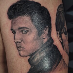 Realistic black and grey Elvis Presley portrait tattoo on arm by Sandy at Lethal Ink Tattoo, Pattaya. Sandy specializes in Realism, Portrait, Black and Grey, Fine Detail, and Celebrity tattoos. Realistic black and grey Elvis Presley portrait tattoo on arm by Sandy, tattoo artist at Lethal Ink Tattoo, Pattaya (2025)