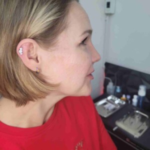 Piercing de hélice de oreja con un solo anillo y pendiente de acero quirúrgico con tres gemas en Lethal Ink Tattoo Pattaya. Piercing de hélice de oreja con un solo anillo y pendiente de acero quirúrgico con tres gemas en Lethal Ink Tattoo Pattaya (2026)