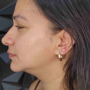 Piercing de un solo anillo en el lóbulo de la oreja con pendiente de estrella en la oreja izquierda en Lethal Ink Tattoo Pattaya. Piercing de un solo anillo en el lóbulo de la oreja con pendiente de estrella de acero quirúrgico en la oreja izquierda en Lethal Ink Tattoo Pattaya (2026)