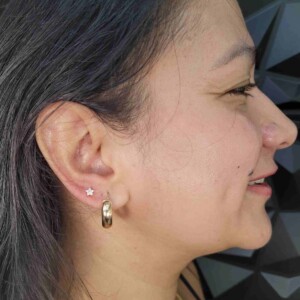 Piercing de un solo anillo en el lóbulo de la oreja derecha con pendiente de estrella en Lethal Ink Tattoo Pattaya. Piercing de un solo anillo en el lóbulo de la oreja con pendiente de estrella de acero quirúrgico en la oreja derecha en Lethal Ink Tattoo Pattaya (2026)