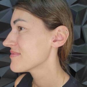 Piercing de tragus con un solo anillo y pendiente de acero quirúrgico en Lethal Ink Tattoo Pattaya. Piercing de tragus con un solo anillo y pendiente de acero quirúrgico en Lethal Ink Tattoo Pattaya (2026)