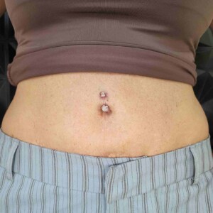Piercing de ombligo con un solo anillo de acero quirúrgico | Lethal Ink Tattoo Pattaya Piercing de ombligo con un solo anillo de acero quirúrgico en Lethal Ink Tattoo Pattaya (2026)