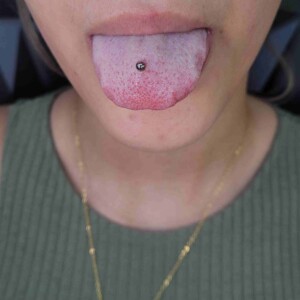 Perforación de lengua con barra de acero quirúrgico en Lethal Ink Tattoo Pattaya. Piercing de lengua con un solo anillo y barra de acero quirúrgico en Lethal Ink Tattoo Pattaya (2026)