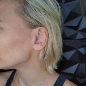 Piercing de tragus con un solo anillo y pendiente de acero quirúrgico en Lethal Ink Tattoo Pattaya. Piercing de tragus con un solo anillo y pendiente de acero quirúrgico en Lethal Ink Tattoo Pattaya (2026)